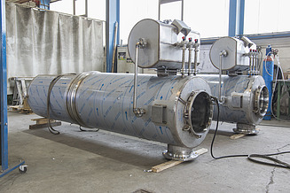 zwei graue Behälter in der Fertigung der Betriebsstätte Dinklage