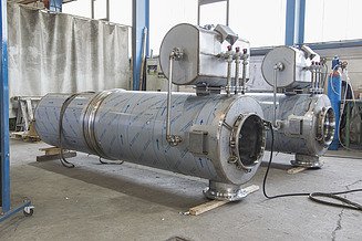 zwei graue Behälter in der Fertigung der Betriebsstätte Dinklage